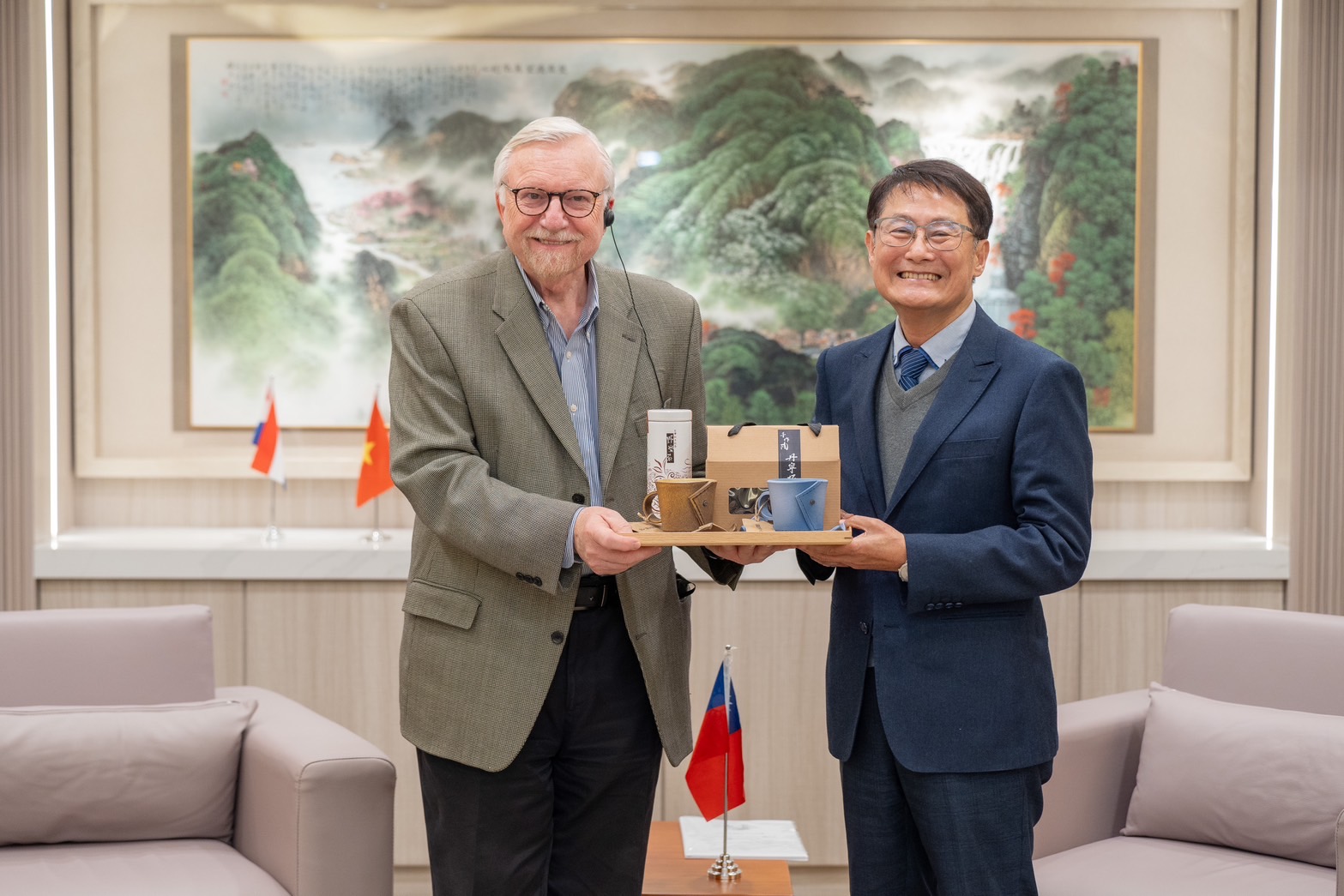 圖二：陳純敬副市長致贈由AI智能技術輔助製成的丹寧陶杯給ICF主席John G.Jung。