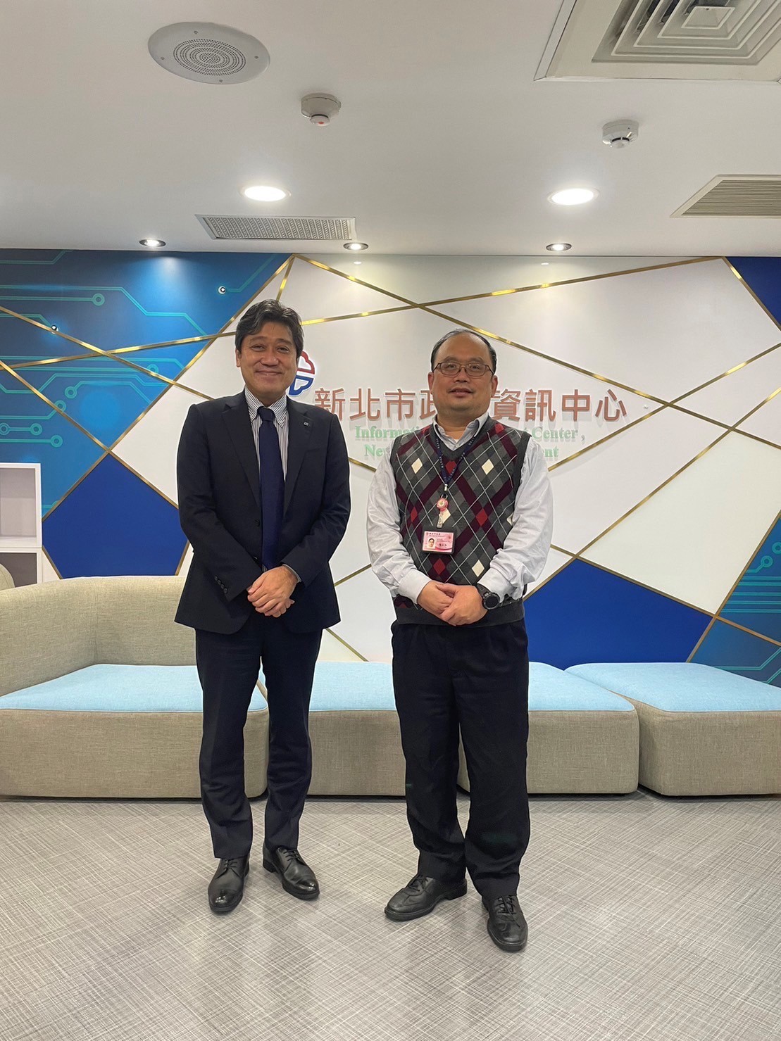 新北市政府資訊中心陳富添主任與日商近鐵投資控股股份有限公司台北分公司總經理土井康敬合影