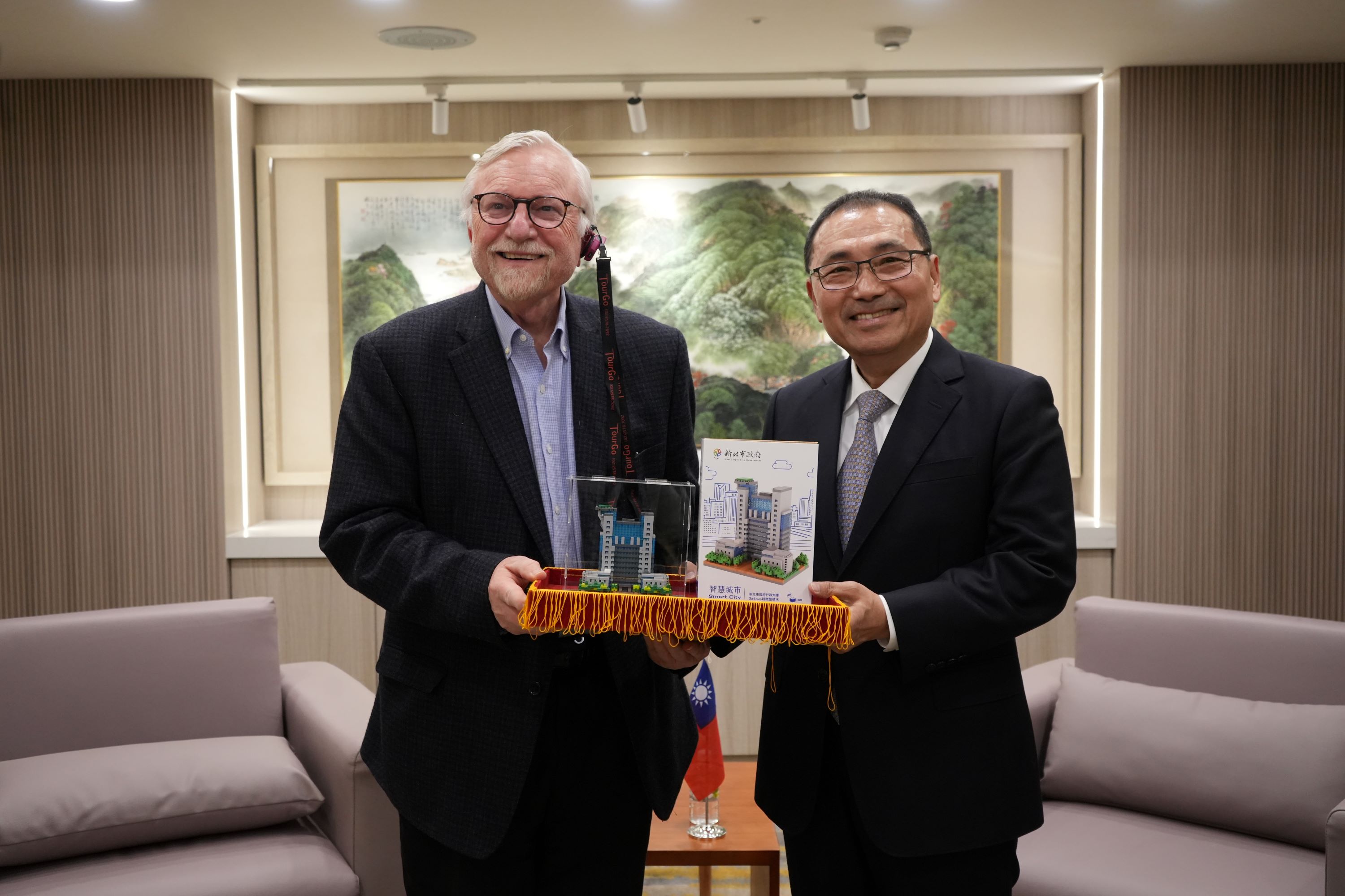 侯友宜市長致贈新北市府大樓樂高模型給ICF主席John G. Jung。