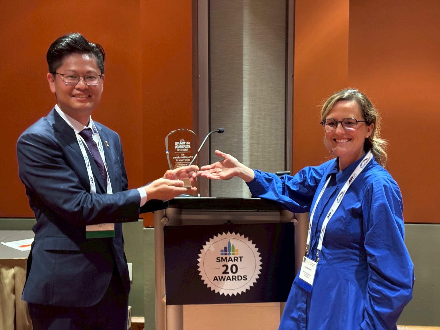圖一 : 新北市政府出席「2025 SMART 20 Awards頒獎典禮」，由資訊中心科長唐士傑(左)代表領獎。