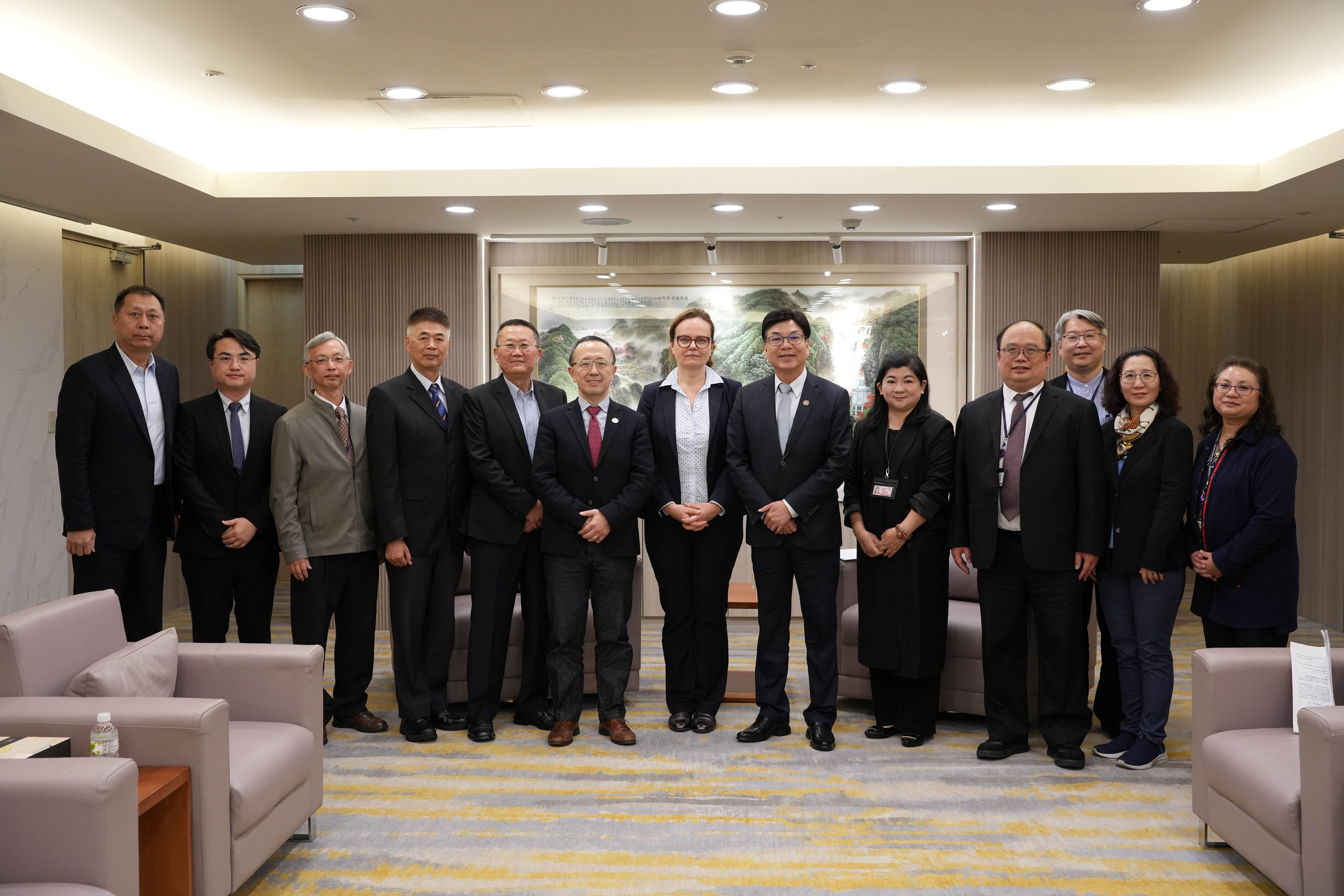 劉和然副市長(右六)會見歐洲議會資訊處長Ausra Aleliunaite(右七)，探討AI治理與運用。