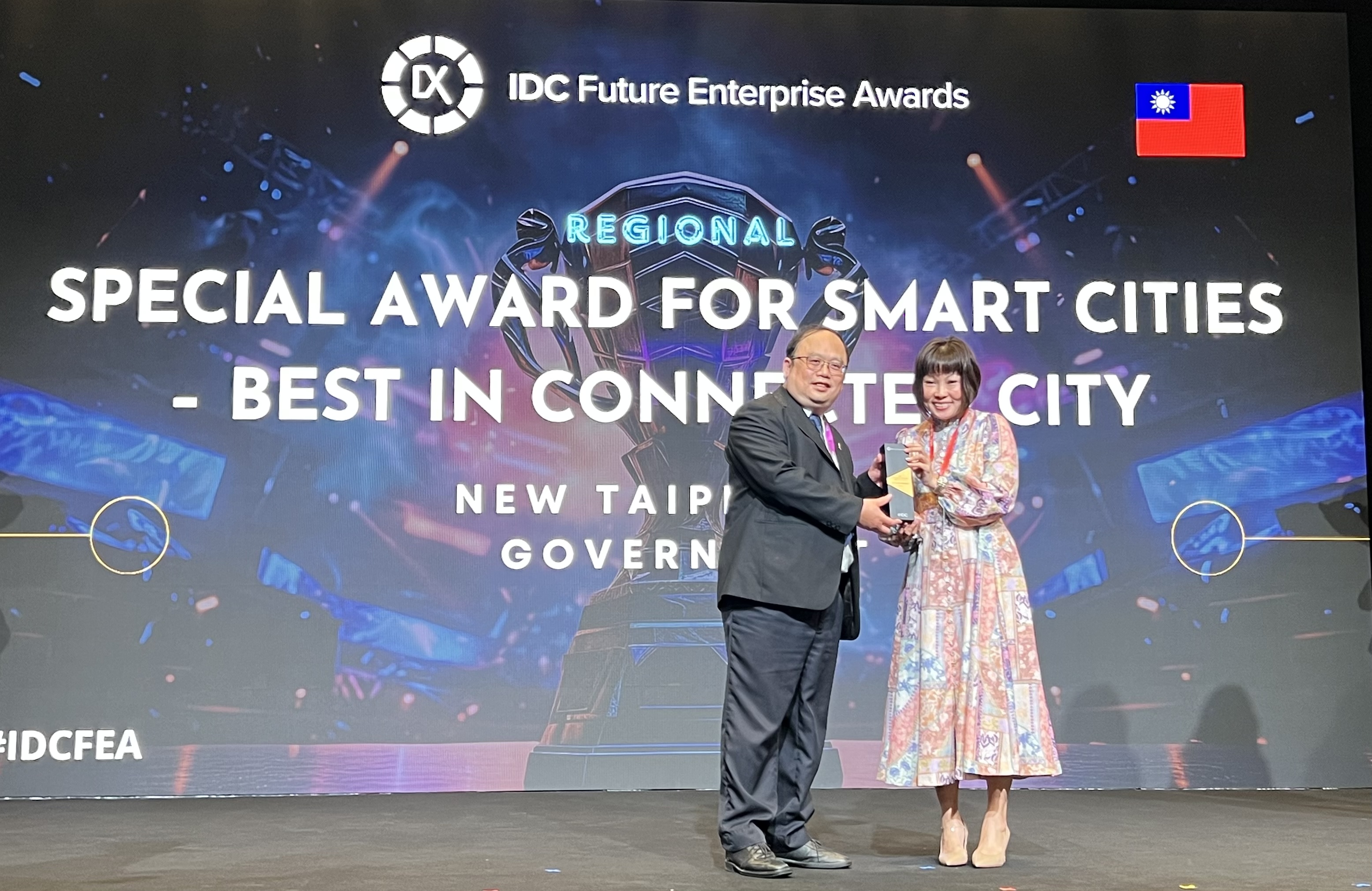 圖二：新北市以「5G智慧共桿」榮獲亞太區「2023年IDC未來企業大獎」之「智慧城市類別－最佳互連城市獎」，由IDC亞太區群副總裁/總經理Sandra Ng(右)頒獎。