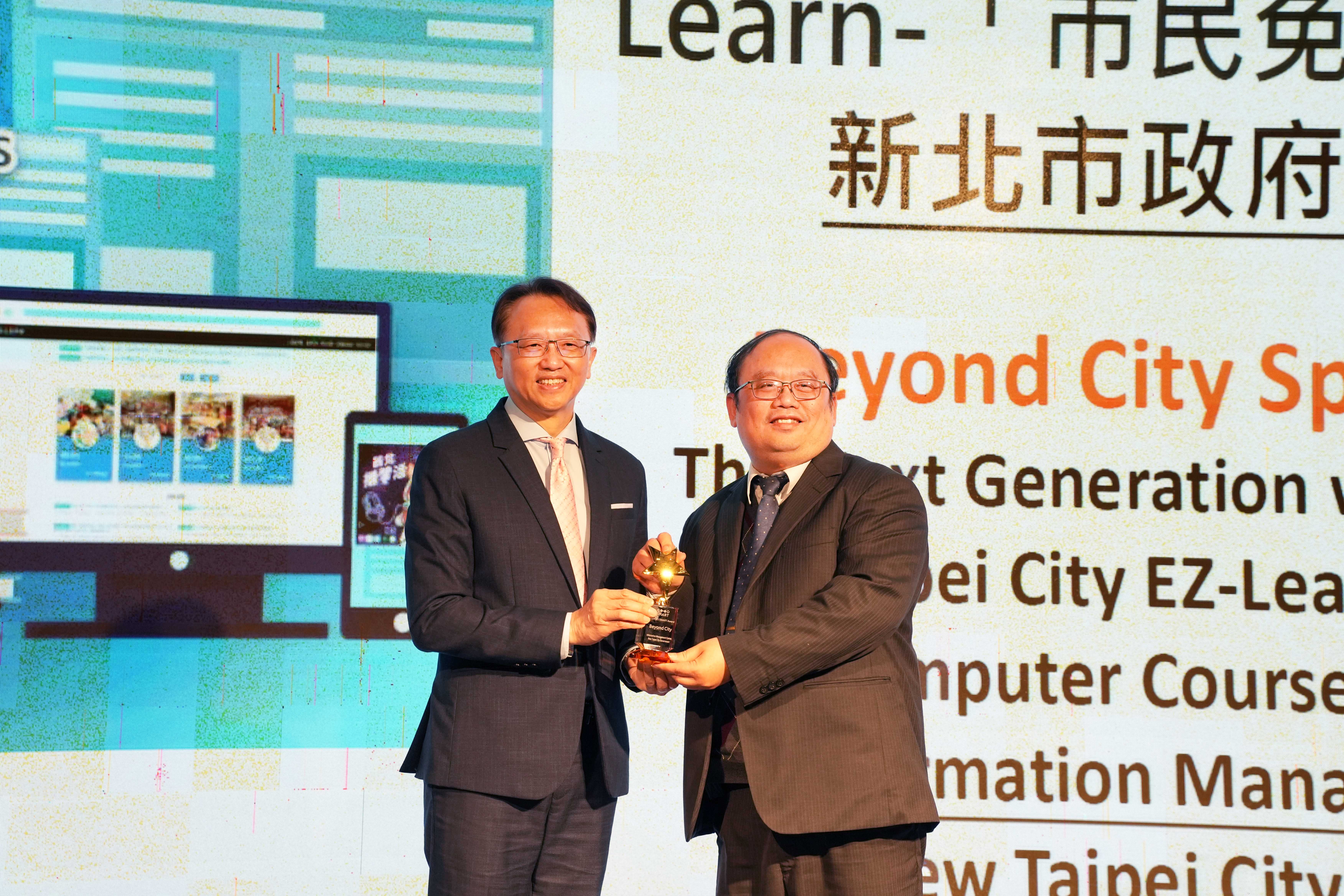 新北三度蟬聯「GO SMART Award」大獎 屢獲國際肯定                 2024勇奪數位教育特別獎 以數位平權「市民免費電腦課程」再締佳績！
